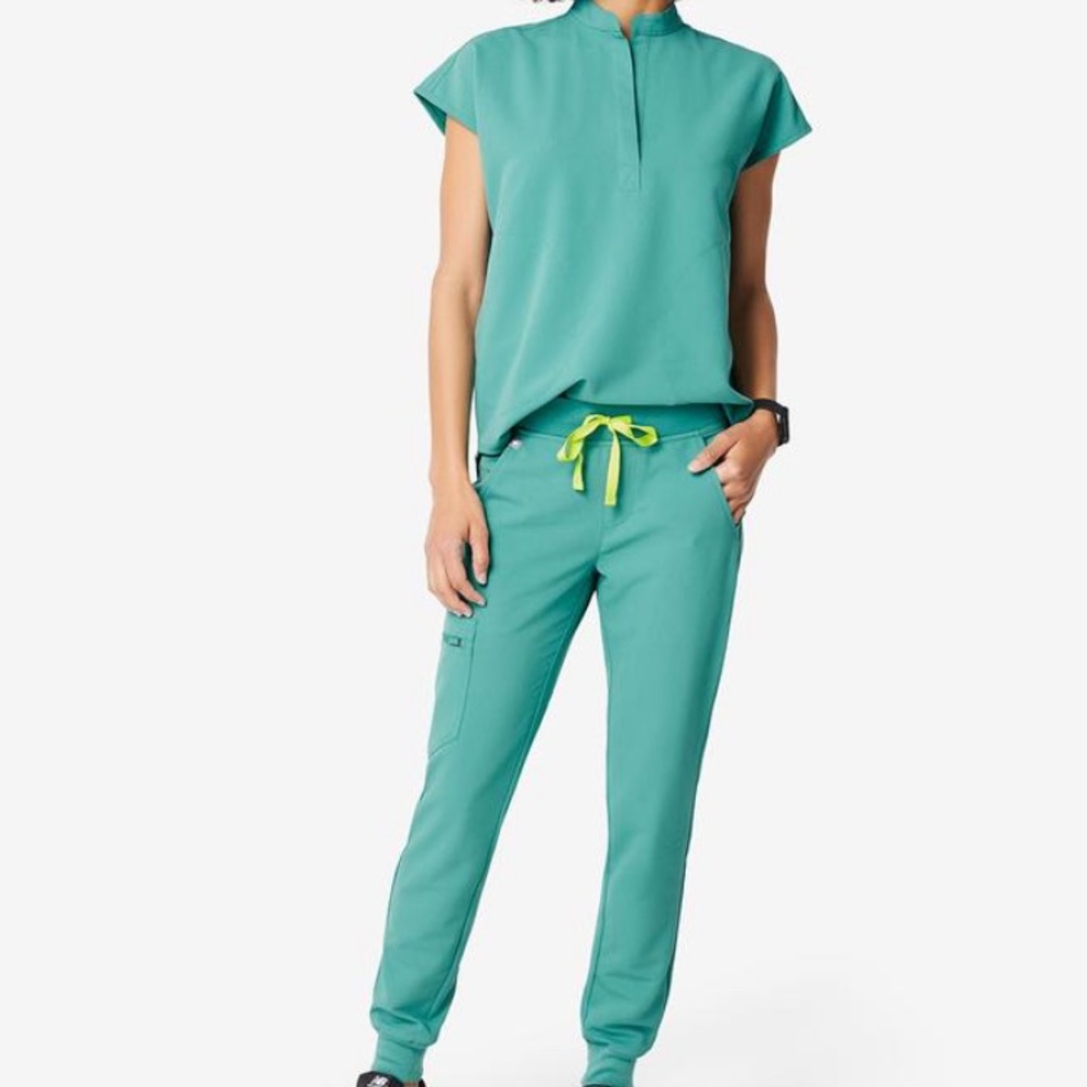 FIGS Marine Mandarin top and Zamora joggers set